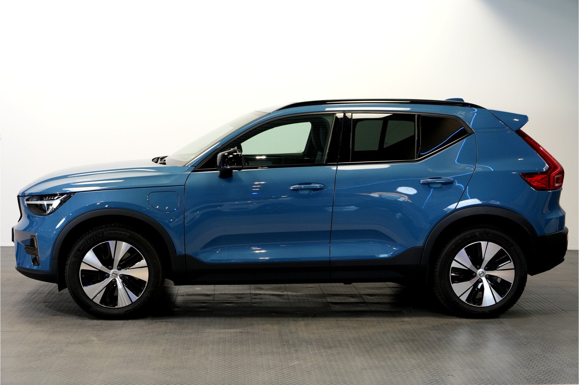 Volvo XC40 1.5 T5 Plug-in Hybrid 193kW/262pk DCT7 Plus Dark, Dealer onderhouden, Stof, Met garantie (alle), Blauw