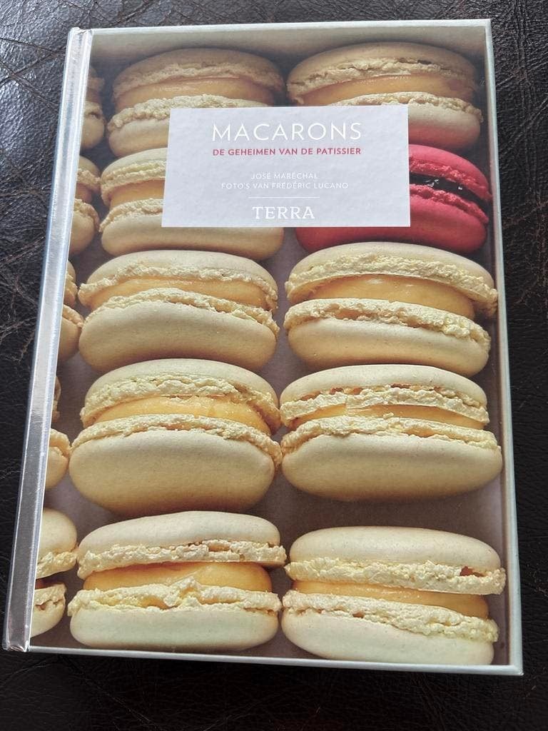 Macarons: De Geheimen van de Patissier - José Maréchal, Ophalen of Verzenden, Zo goed als nieuw, Europa, Taart, Gebak en Desserts