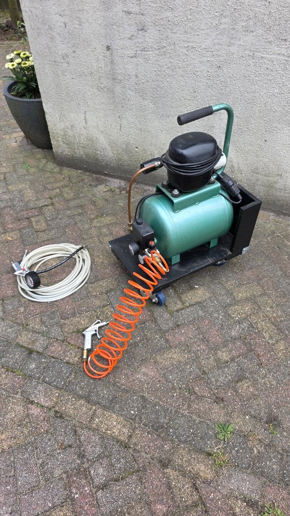Fluisterstille nette zelfbouw compressor, Ophalen, Gebruikt, 6 tot 10 bar, Minder dan 200 liter/min