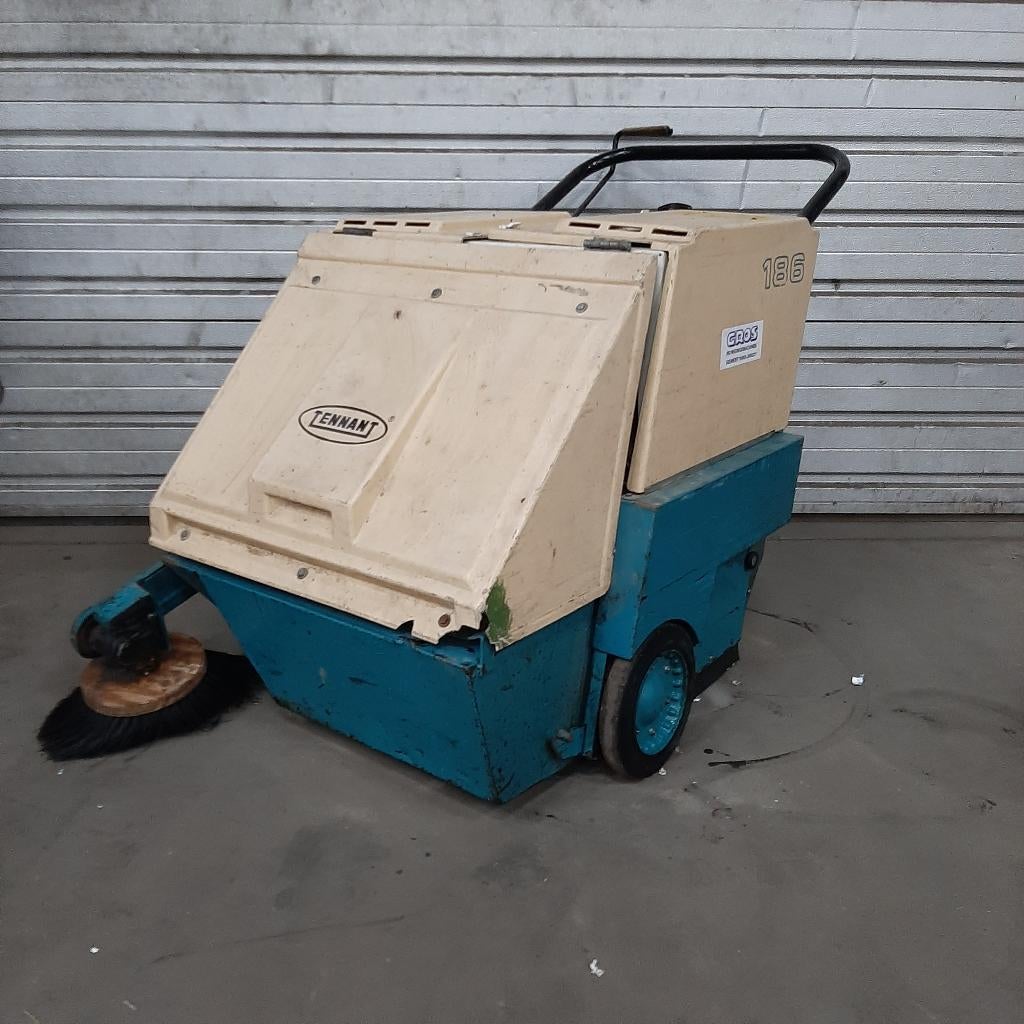Tennant 186 elektrische aangedreven achterloop veegmachine, Ophalen, Gebruikt, Bezem, Tennant