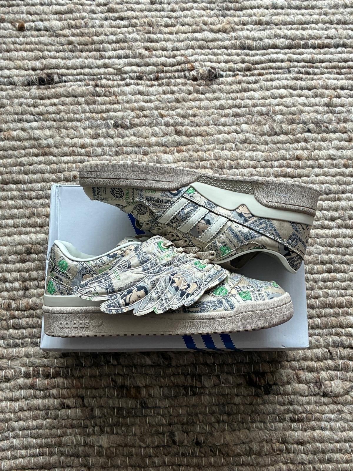 Adidas Jeremy Scott Forum Low Wings Money size 42 2/3, Kleding | Dames, Ophalen of Verzenden, Nieuw, Beige, Sneakers of Gympen