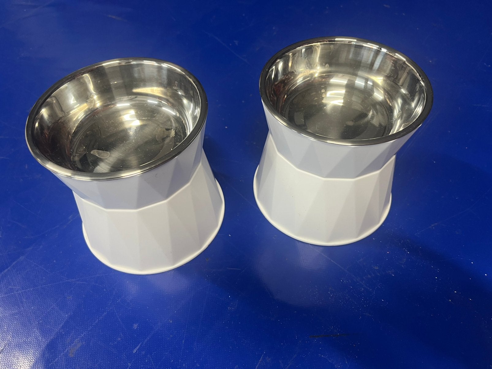 Verhoogde honden voerbakjes set van 2 stuks, Dieren en Toebehoren, Ophalen of Verzenden, Zo goed als nieuw