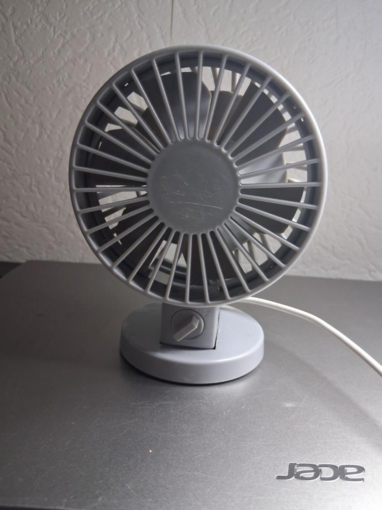 Compacte USB Tafelventilator - Grijs, 2 Snelheden, Ophalen of Verzenden, Zo goed als nieuw, Tafelventilator