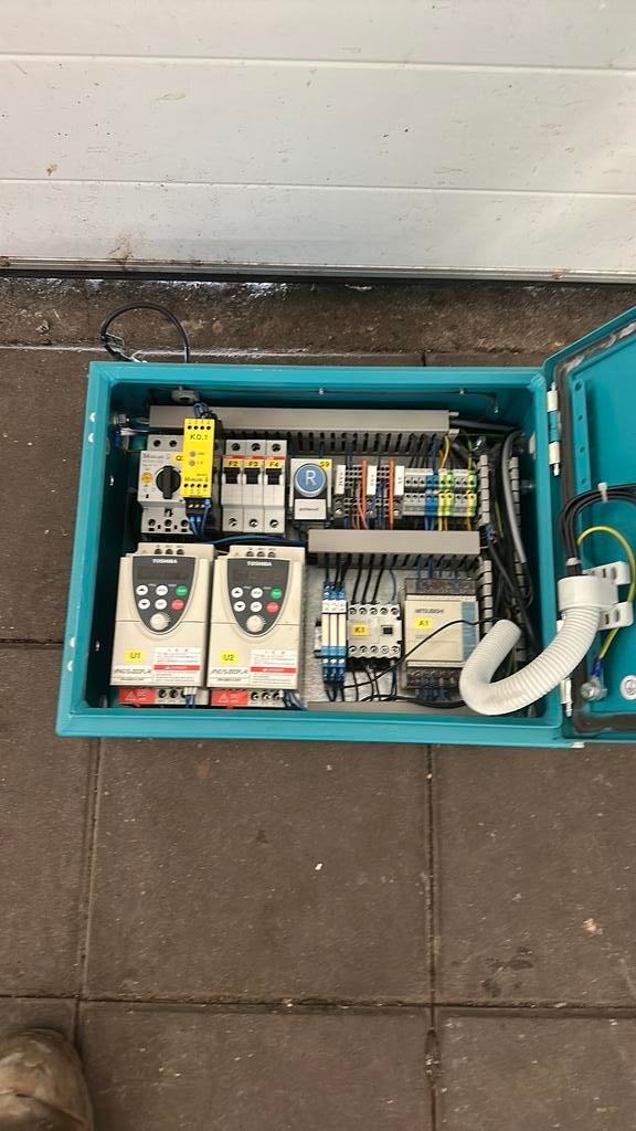 Schakel kast met diverse componenten oa slow start, Ophalen, ..., Zo goed als nieuw, ...