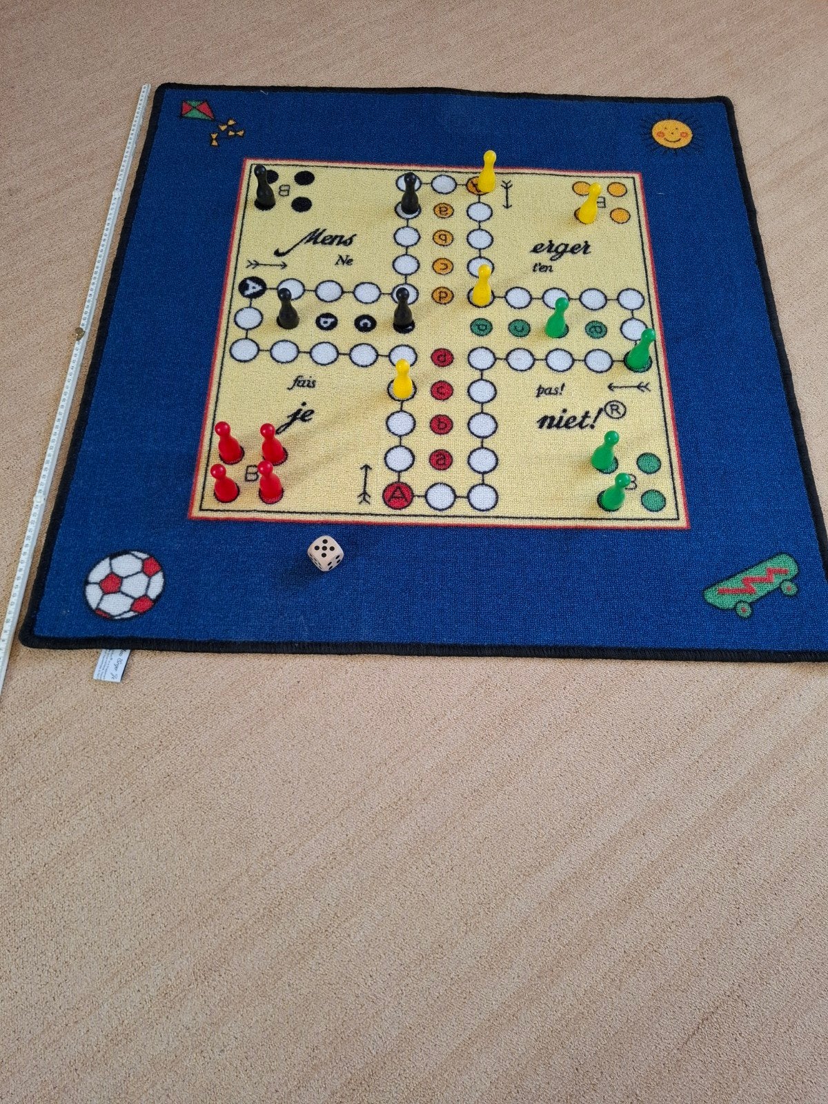 Groot Mens Erger je niet, speelkleed met pionnen en dobbelst, Drie of vier spelers, Ophalen, Gebruikt, Onbekend