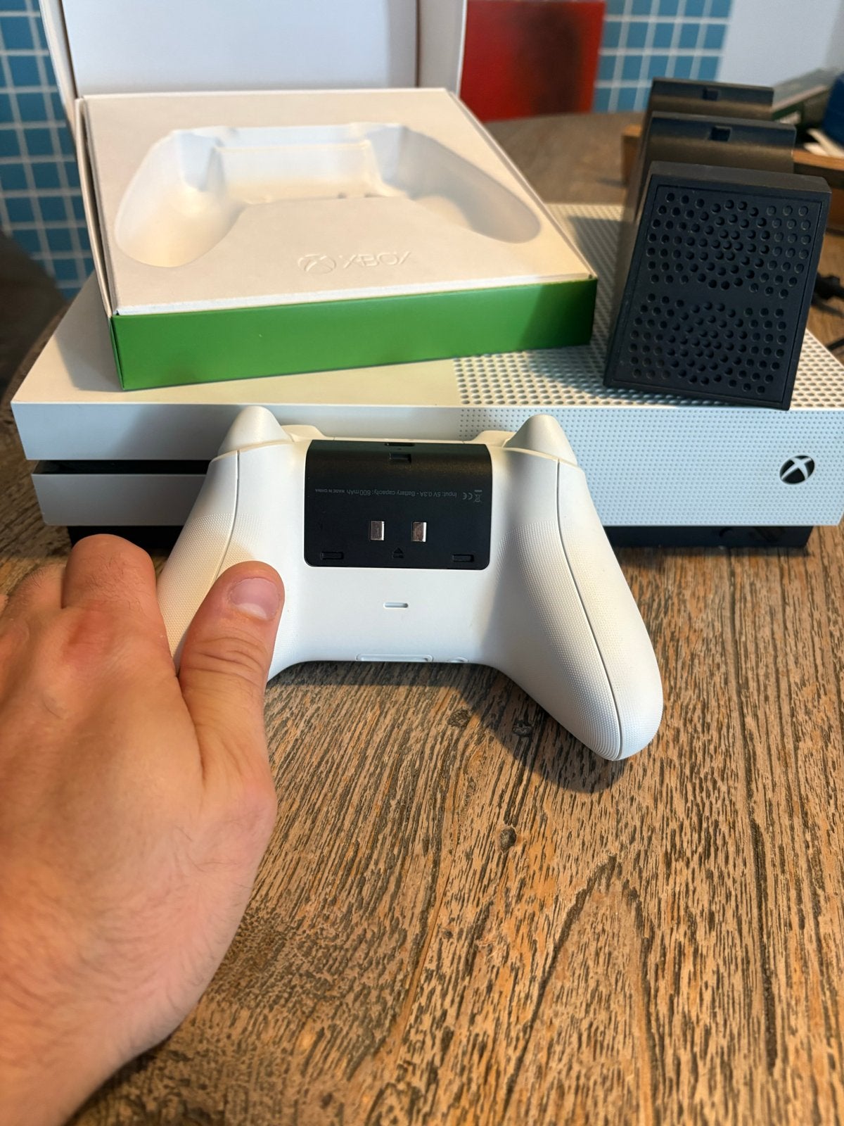 Xbox One S met controller en chargingstation, 500 GB, Xbox One S, Ophalen of Verzenden, Zo goed als nieuw