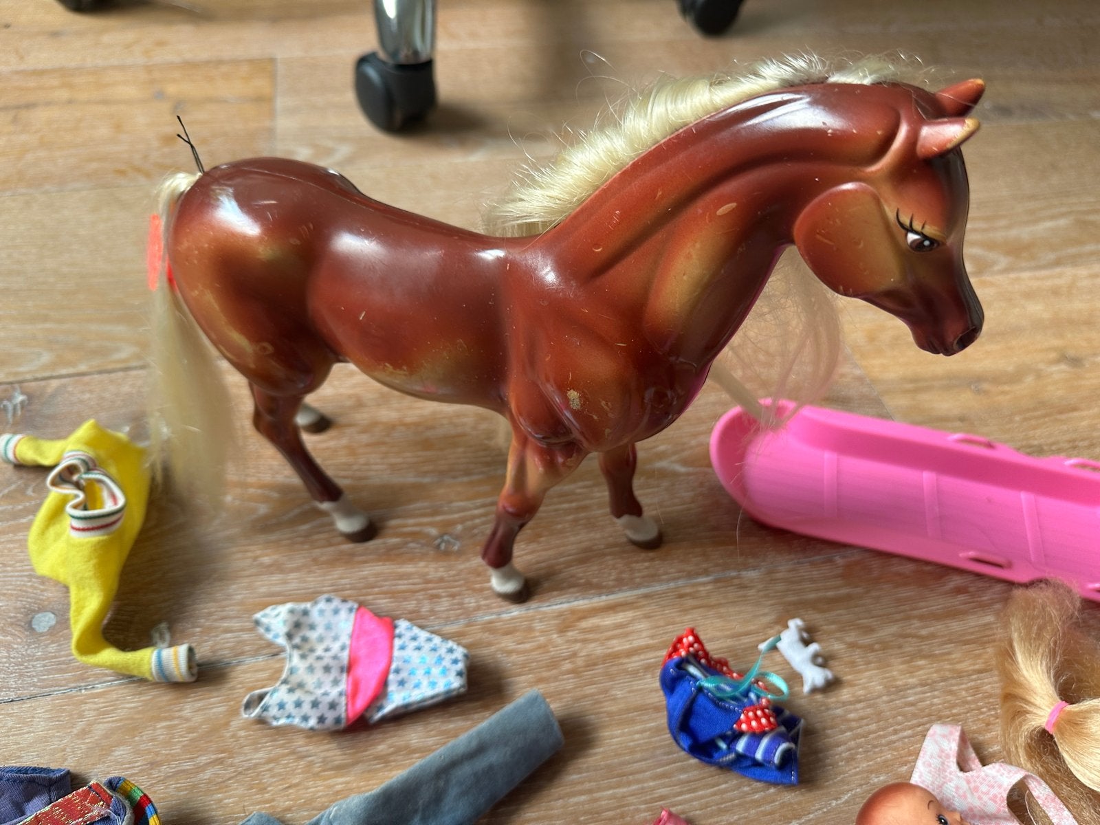 Foto 2 van Ski barbie, paarden barbie baby barbies en veel accessoires