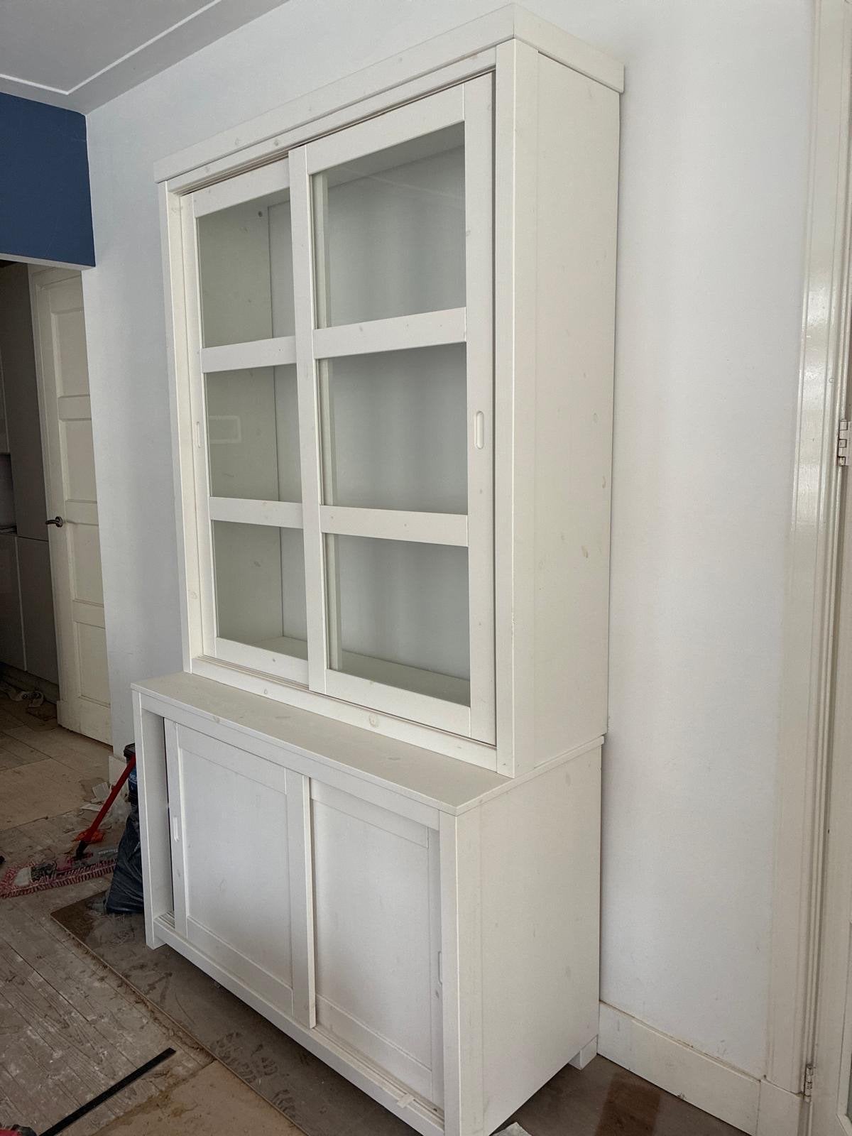 Witte servies kast, Ophalen