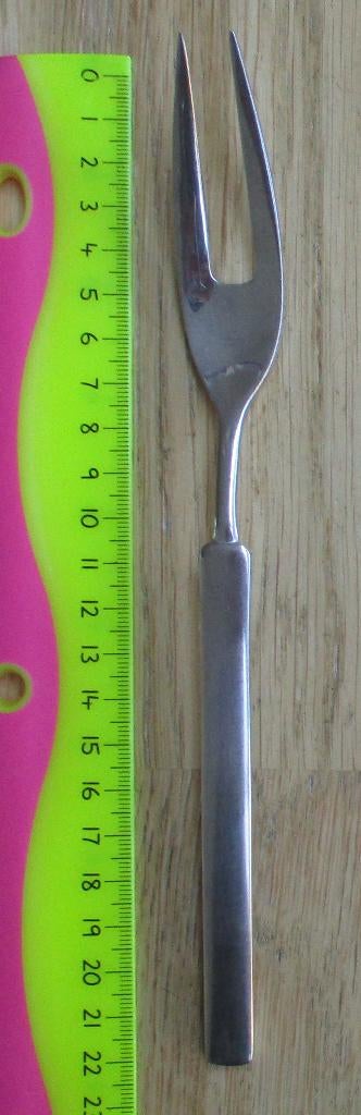 KELTUM Nocturne matte steel vleesvork 22,1cm goede staat, Huis en Inrichting, Keuken | Bestek, Ophalen of Verzenden, Gebruikt