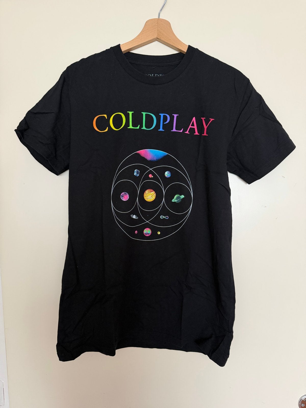 Coldplay Music of the Spheres Live 2023 T-shirt Maat M, Kleding | Dames, T-shirts, Ophalen of Verzenden, Nieuw, Zwart, Korte mouw