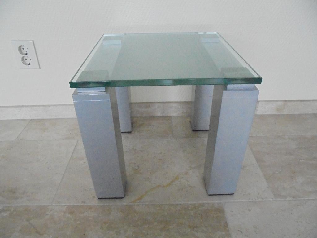 Bijzet tafel met glas en aluminium poten 40x40 zgan, Minder dan 55 cm, Metaal of Aluminium, Vierkant, Zo goed als nieuw