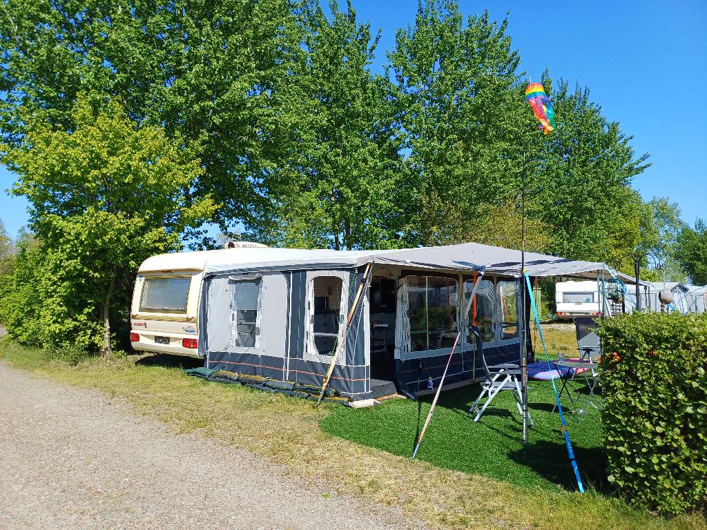 complete caravan op een vaste campingplek aan het Veluwemeer, Caravans en Kamperen, Caravans, Omvormbare zithoek, Rondzit, Tabbert