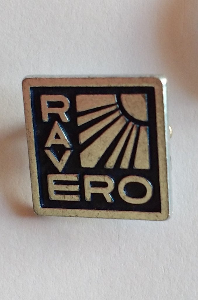 Speldje RAVERO (R'damseAutoVerhuur en ReparatieOnderneming), Verzamelen, Ophalen of Verzenden, Zo goed als nieuw, Transport, Speldje of Pin