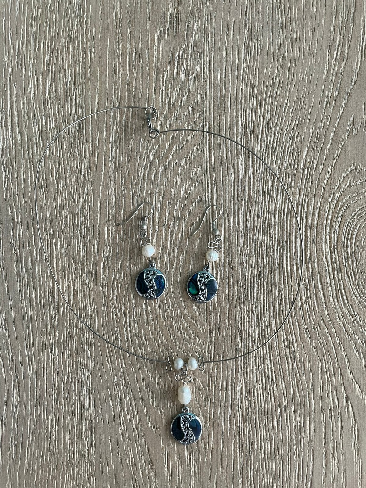Ketting en oorbellen set met parelmoer en parels, Ophalen of Verzenden, Zo goed als nieuw, Blauw, Overige materialen