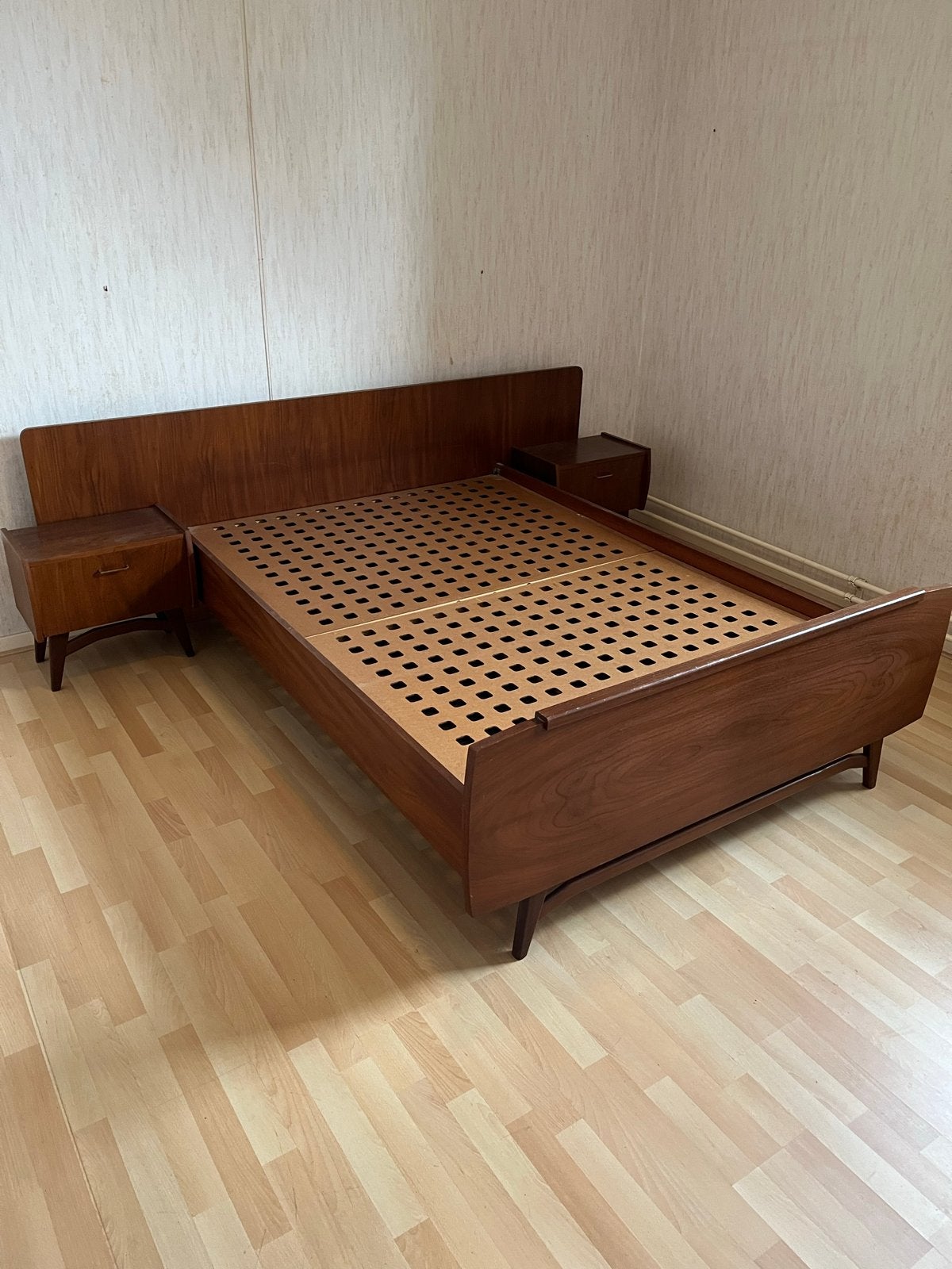 Mid-century twijfelaar bed met 2 nachtkastjes, Ophalen
