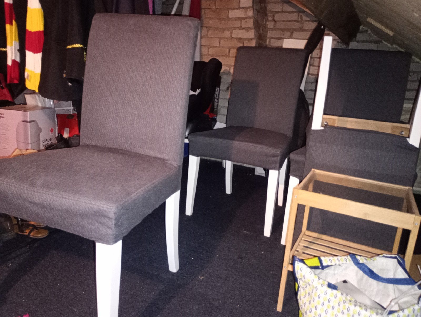 4 nette eettafel stoelen - grijs met witte poten, Ophalen, Gebruikt, Vier, Stof