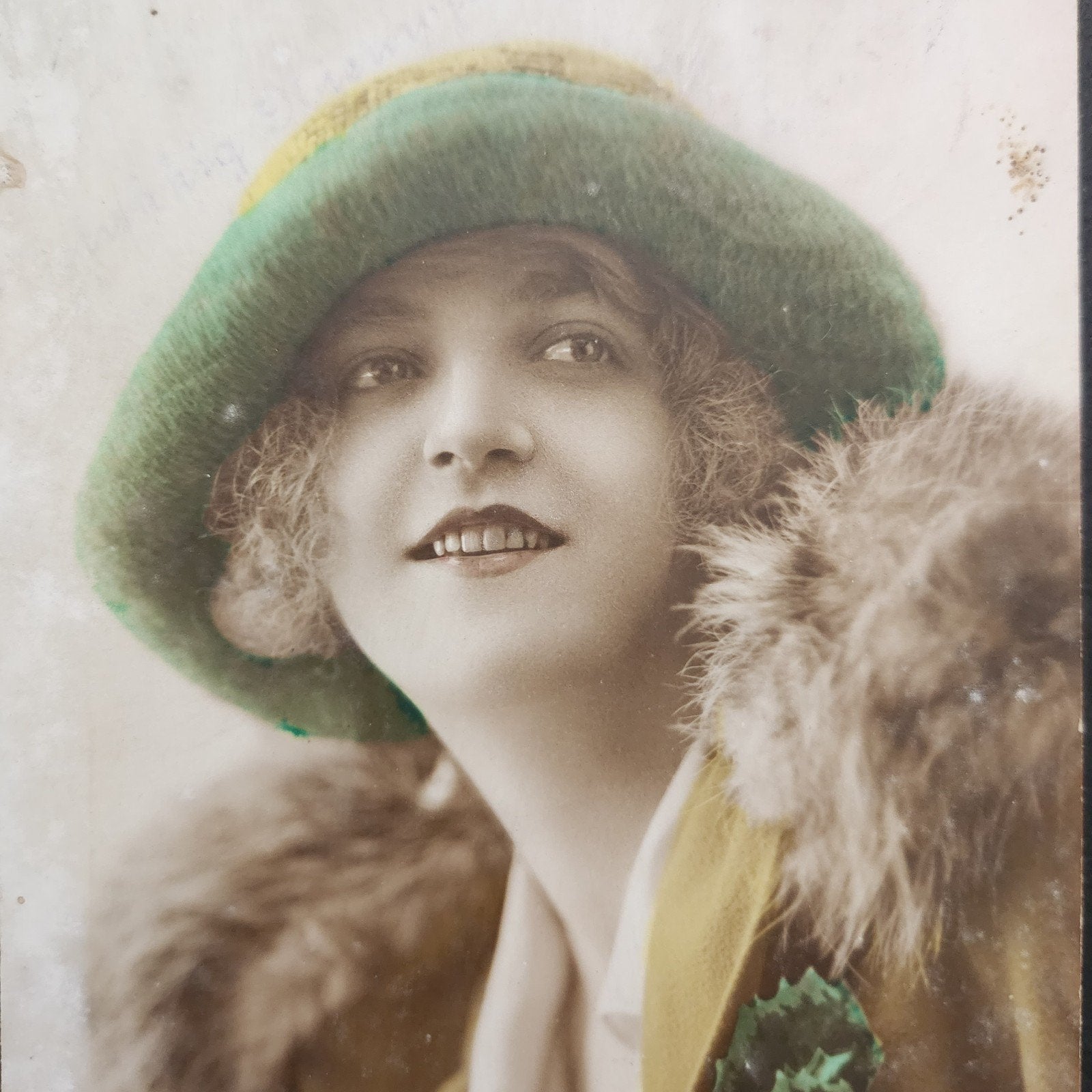 Vintage Postkaart: Elegante Dame met Hoed en Bont (1924), Verzenden