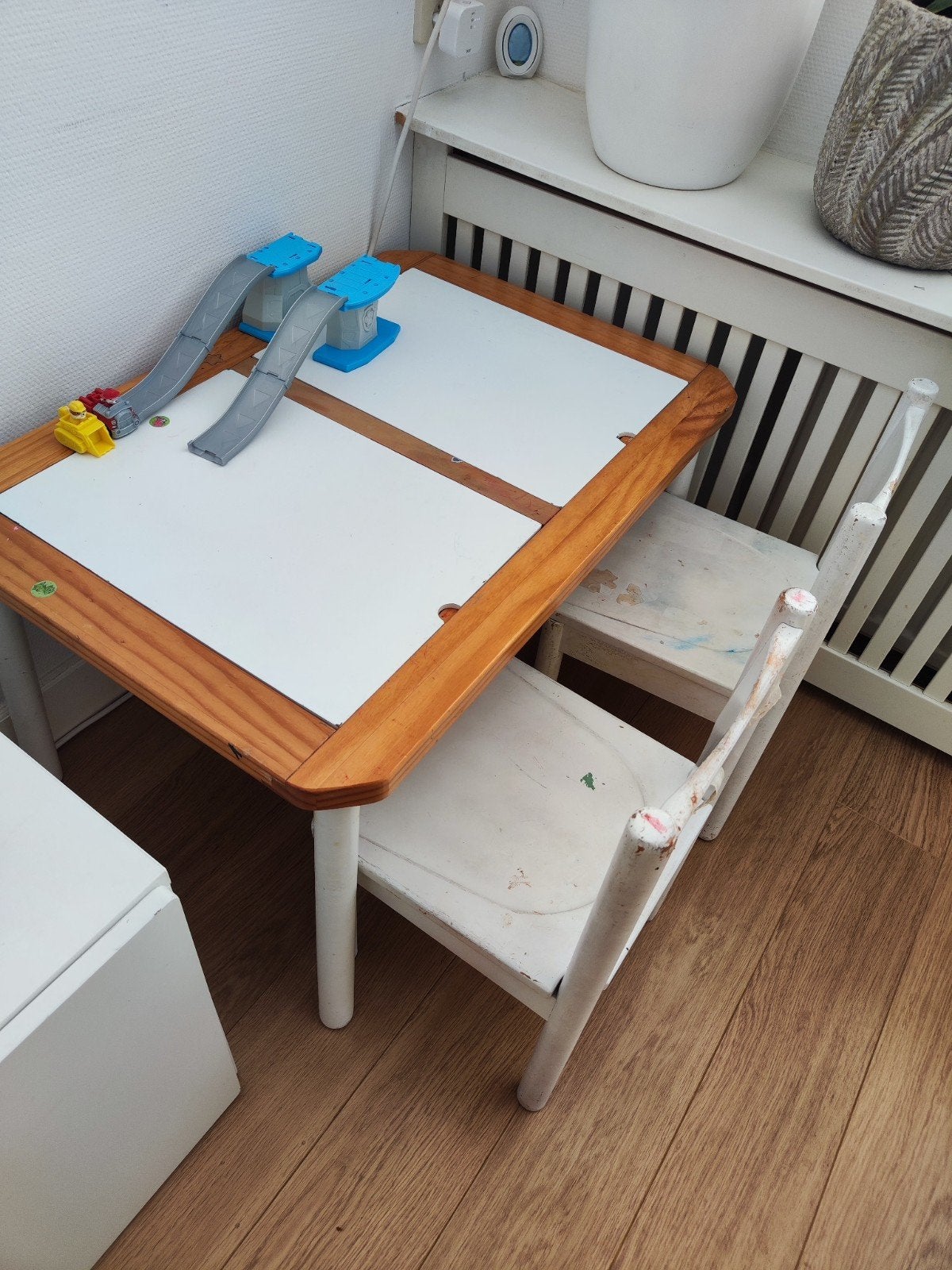 Kindertafel met opbergruimte en 2 stoelen, Ophalen, Gebruikt, Tafel(s) en Stoel(en)