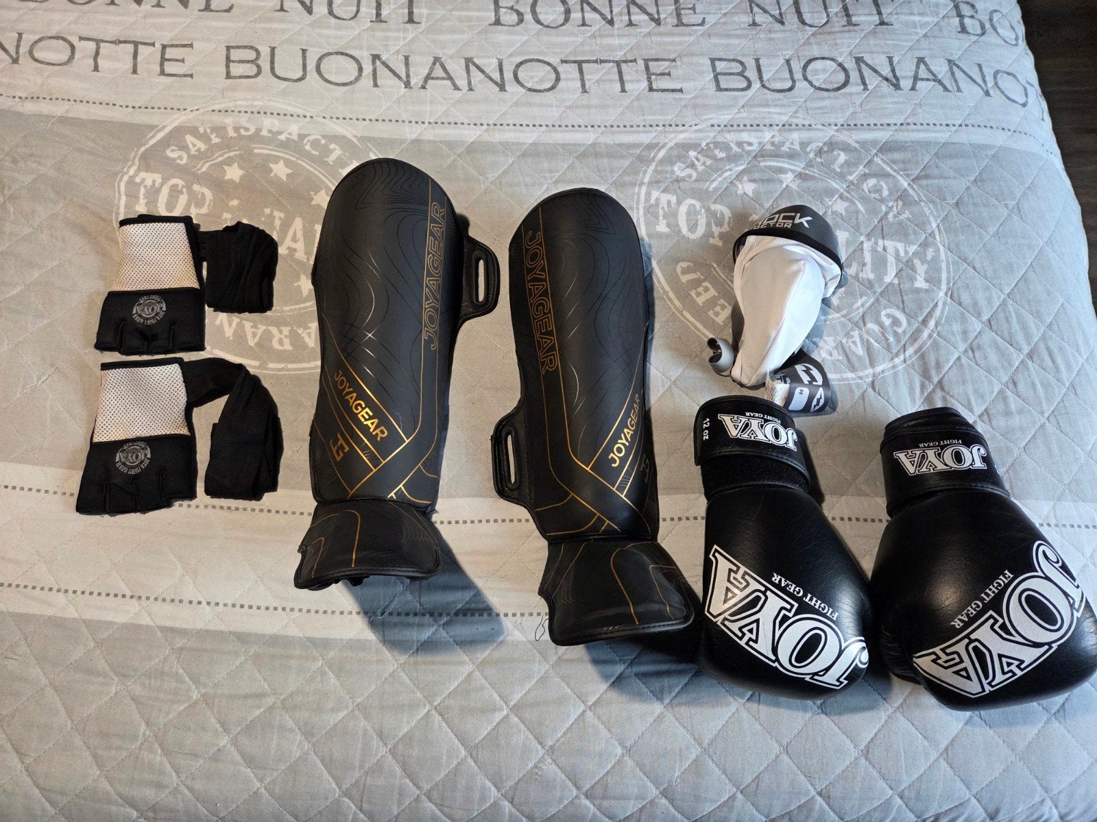 Kickboksset: Joya scheenbeschermers, bokshandschoenen, ba, Sport en Fitness, Ophalen of Verzenden, Zo goed als nieuw, Boks-accessoire