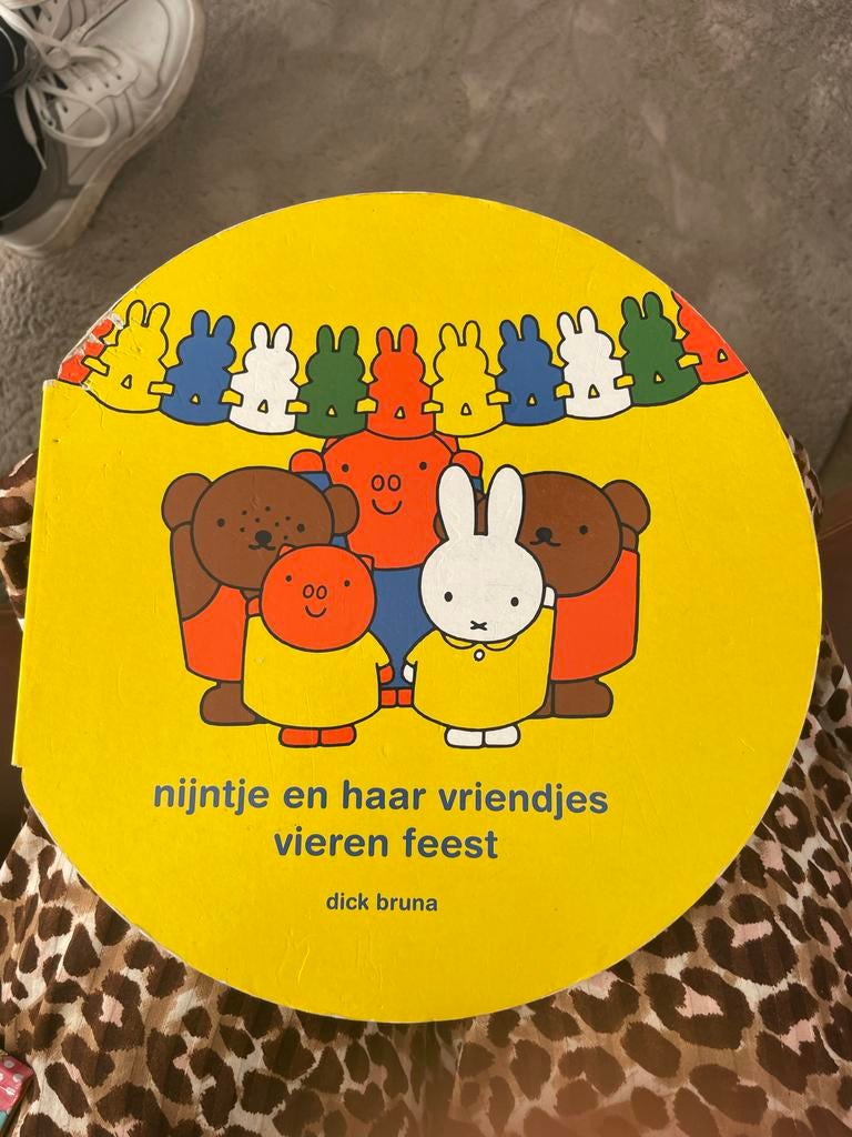 Nijntje en haar vriendjes vieren feest - Dick Bruna, Boeken, Ophalen of Verzenden, Zo goed als nieuw, Fictie algemeen