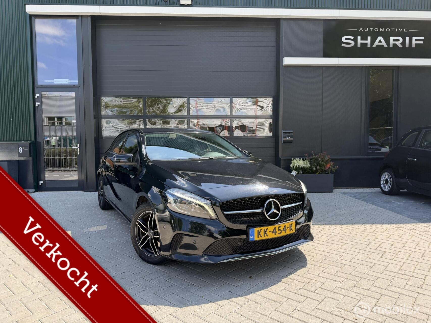 Mercedes A-klasse 160 Ambition CarPlay|PDC|Automaat|NL Auto!, Gebruikt, 4 cilinders, Zwart, Bedrijf