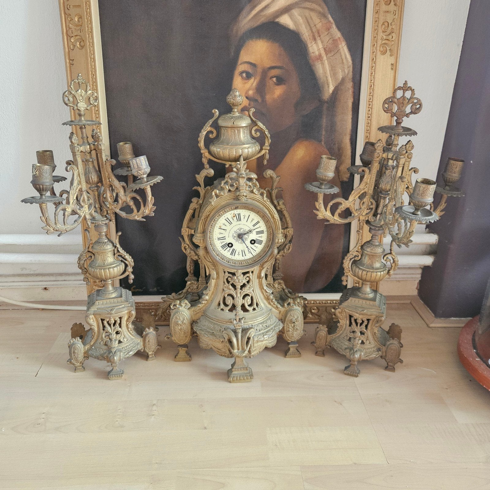 Een prachtige pendule van origineel verguld brons met kandel, Antiek en Kunst, Ophalen