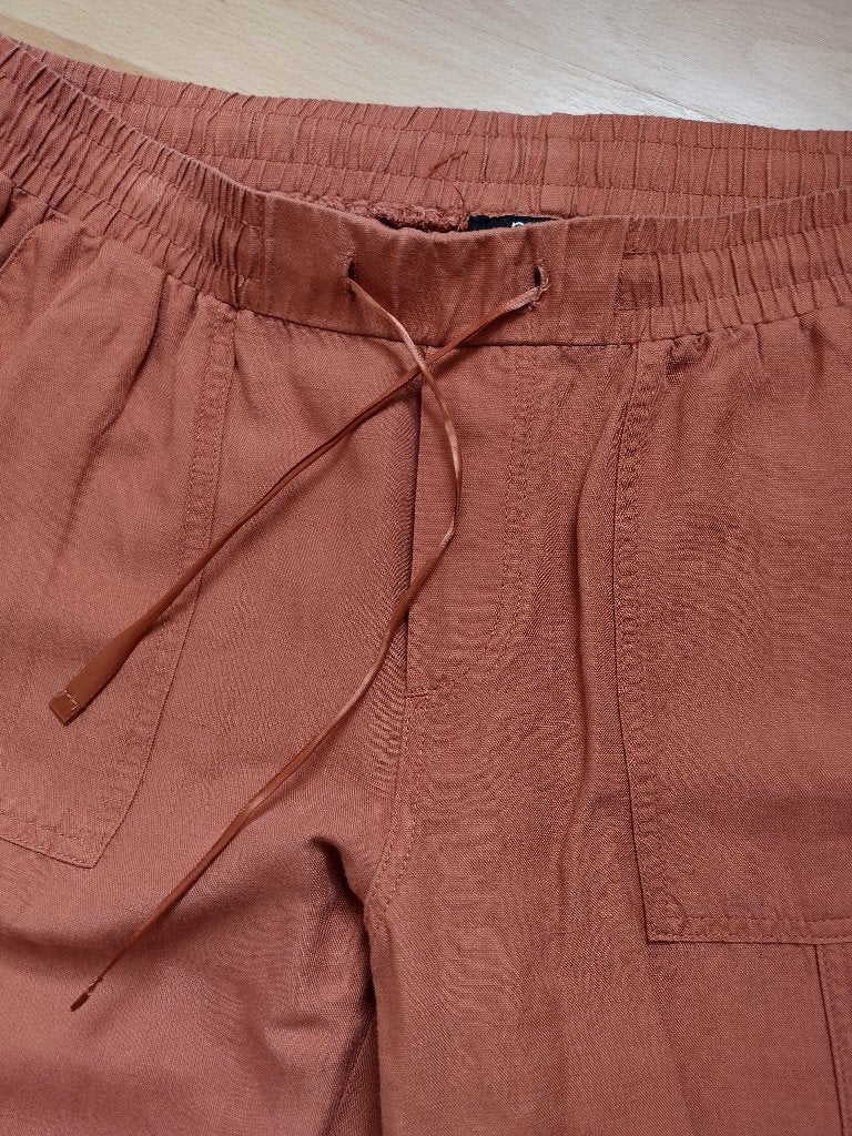 Te koop aangeboden: Damesbroek kleur Brick , Kleding | Dames, Maat 38/40 (M), Overige kleuren, Ophalen of Verzenden, Zo goed als nieuw