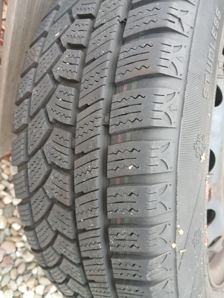 Winterbanden met staal velgen compleet 185 60 R15, Auto-onderdelen, Ophalen, Gebruikt, 15 inch, Banden en Velgen