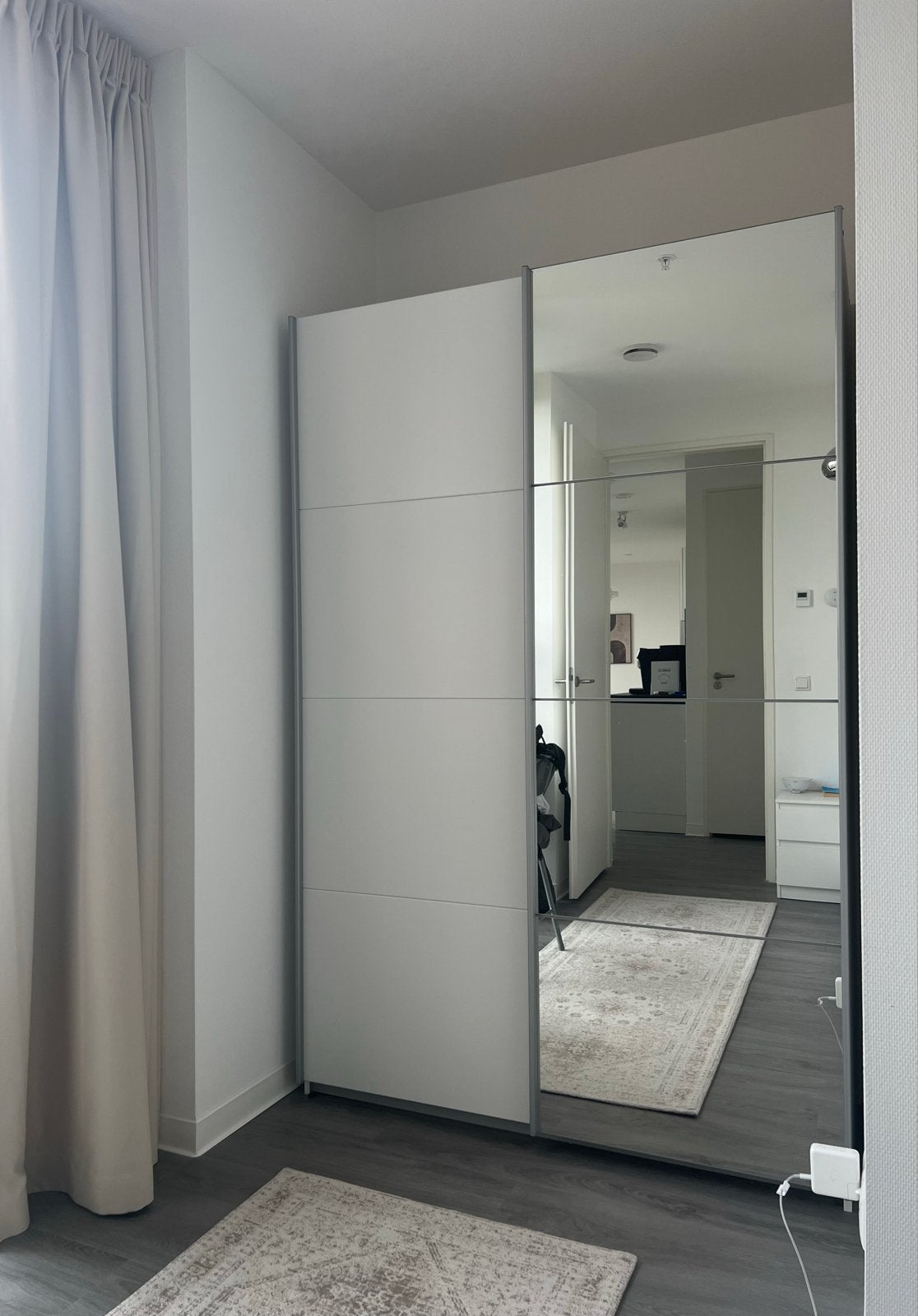 Zweefdeurkast klerenkast Quadra met spiegeldeuren, Huis en Inrichting, Kasten | Kledingkasten, Met plank(en), Gebruikt, 150 tot 200 cm