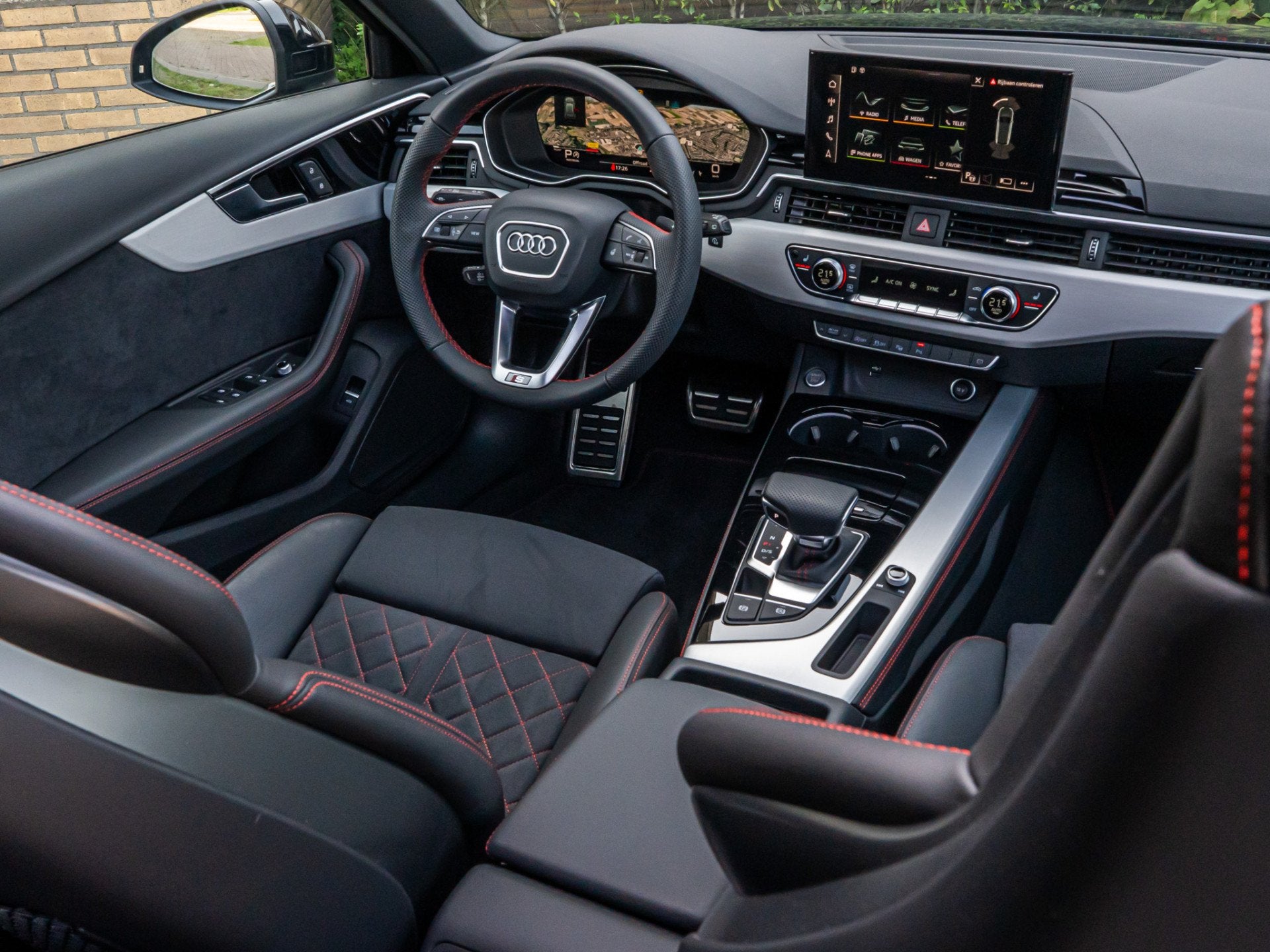 Audi A4 Avant 40 TFSI S edition PANO RS SCHAALSTOEL BLACK OP, Dealer onderhouden, Gebruikt, Euro 6, 4 cilinders