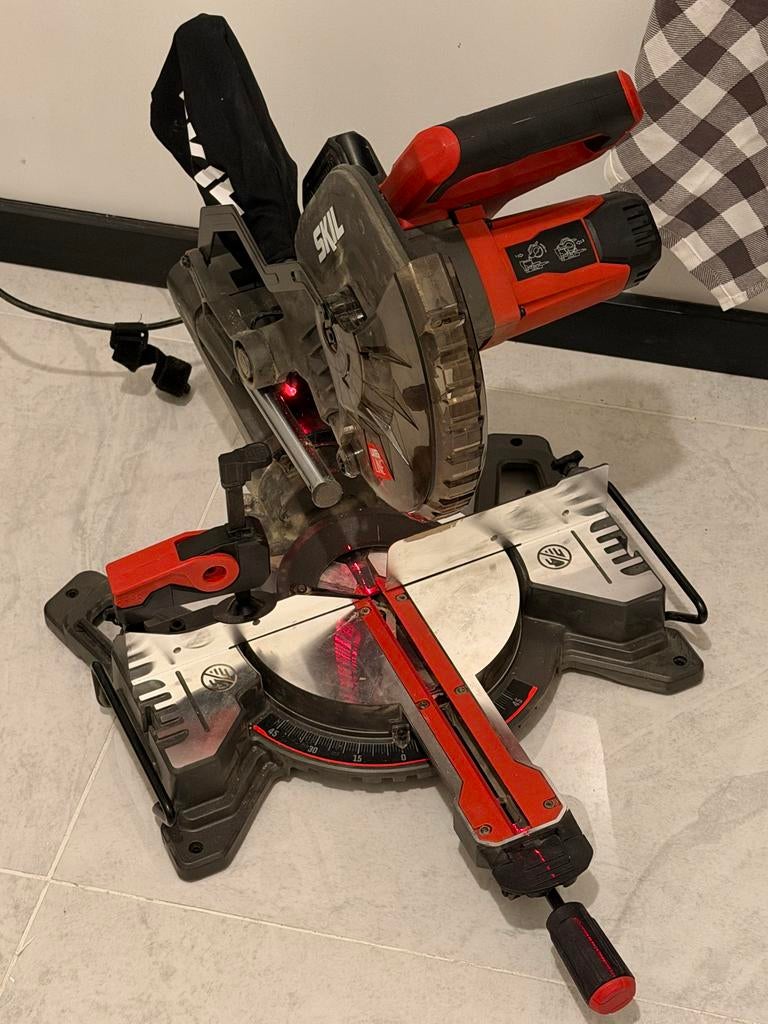 SKIL 1600W Afkortzaag - Zo goed als nieuw, Doe-het-zelf en Verbouw, 70 mm of meer, Ophalen of Verzenden, Zo goed als nieuw, Afkortzaag