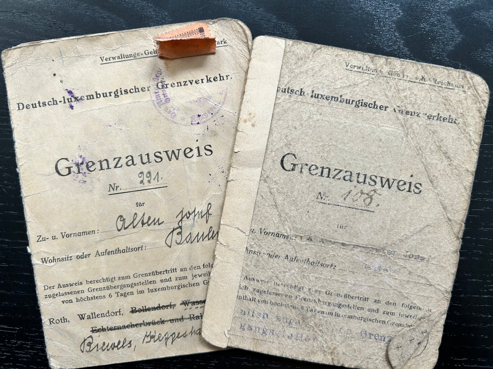 Pre-WW2 Grenzausweisen 1927 & 1935 met foto met partij speld, Verzamelen, Ophalen of Verzenden, Overige soorten, Duitsland, Overige typen