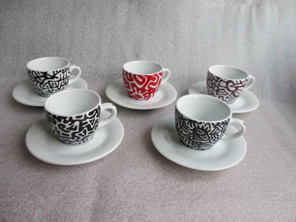 5 aparte espresso kop en schotels van Nina Bru, Antiek en Kunst, Antiek | Keramiek en Aardewerk, Ophalen of Verzenden