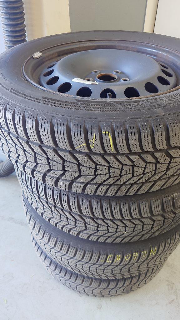 4x Winterbanden Hankook 215/65 R17 op velg, Ophalen, Banden en Velgen, 17 inch, Winterbanden