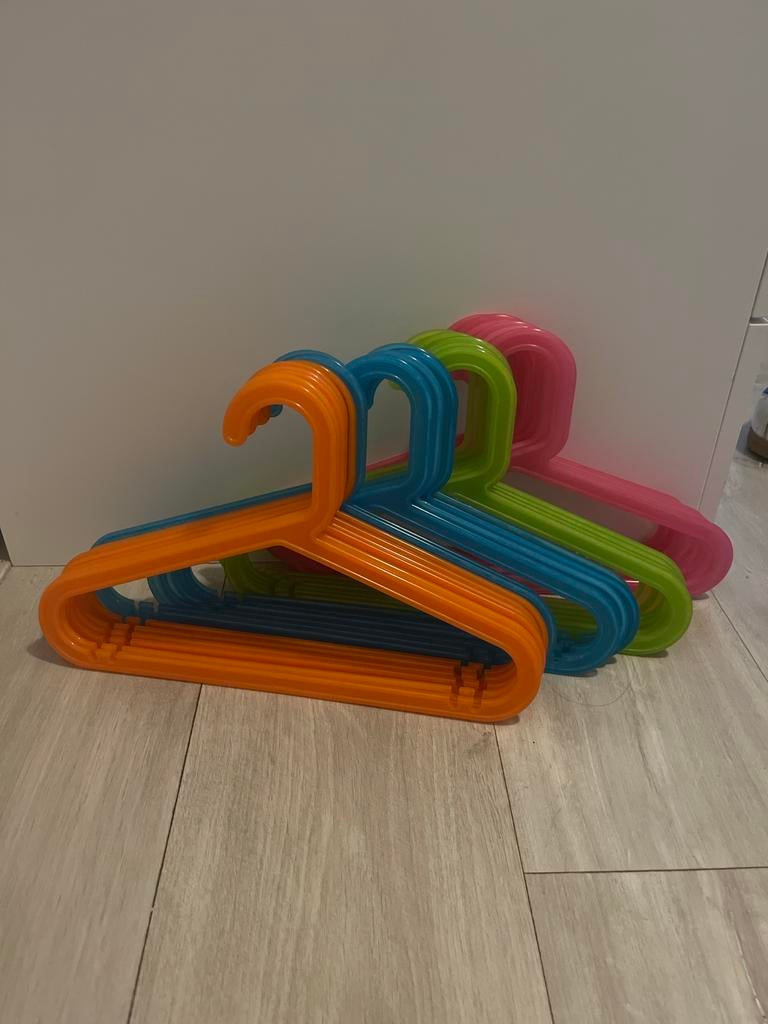 Kleurrijke Kinderkledinghangers - Set van 24, Kinderen en Baby's, Kinderkleding | Overige, Ophalen of Verzenden, Gebruikt, Jongen of Meisje