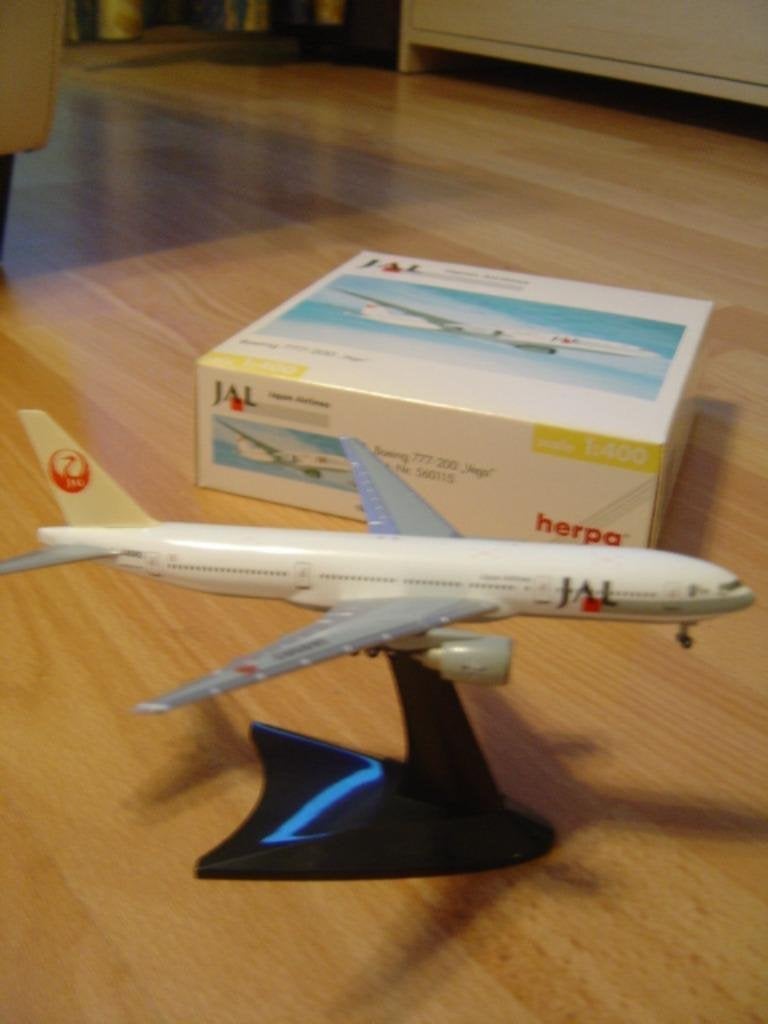 Herpa vliegtuig model 1:400 Boeing 777-200 JAL & stand, Verzamelen, Ophalen of Verzenden, Zo goed als nieuw, Schaalmodel