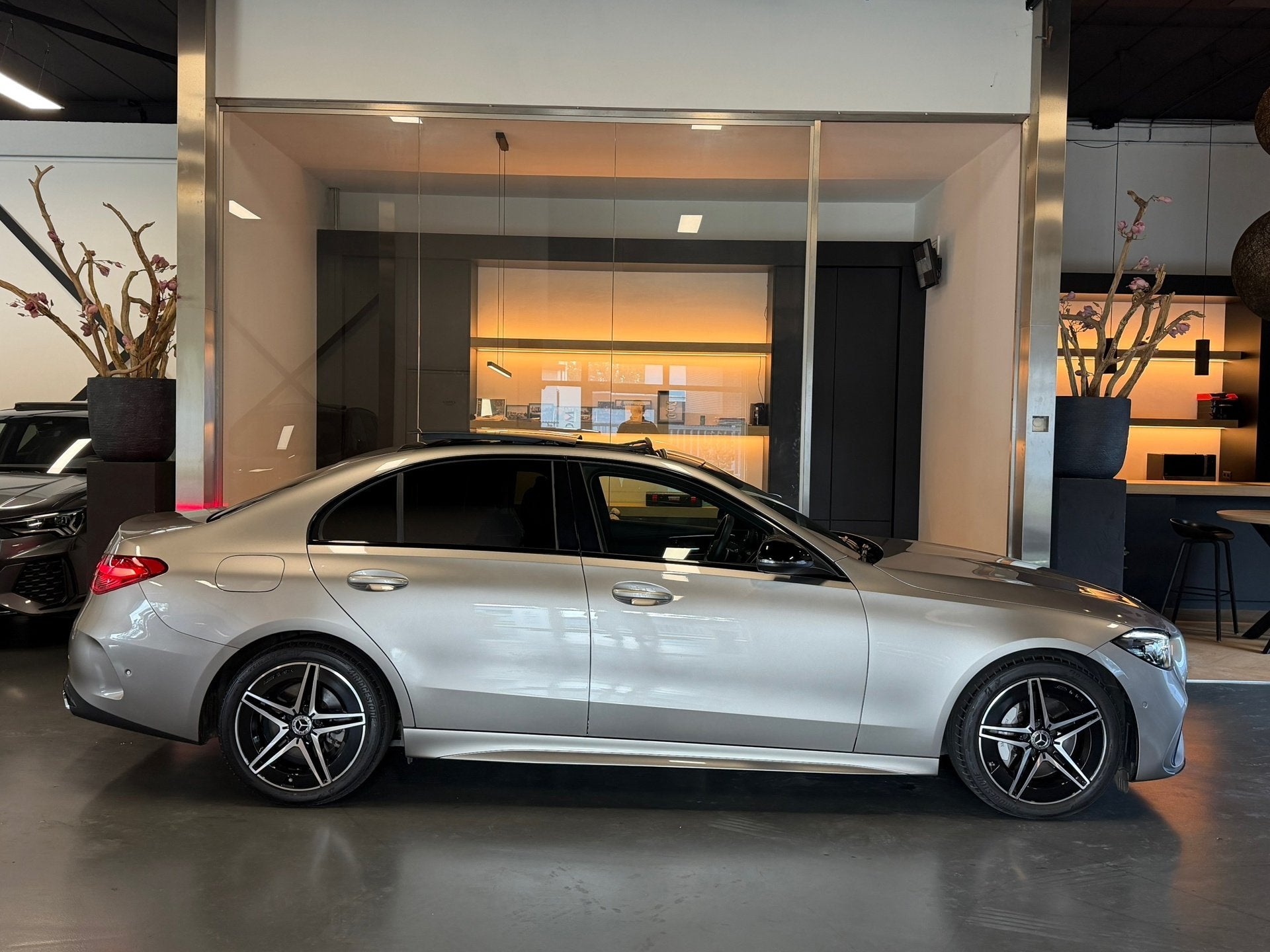 Mercedes-Benz C-klasse 180 AMG Night Panorama Sfeerverl. Cam, Auto's, Automaat, Dealer onderhouden, Gebruikt, Zwart