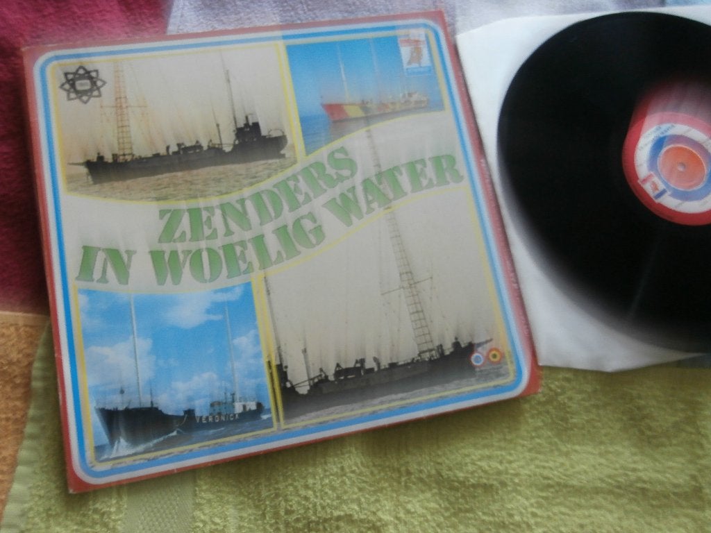 LP - Zenders In Woelig Water - Documentaire Zeezenders., LP, Overige genres, Zo goed als nieuw, 12 inch
