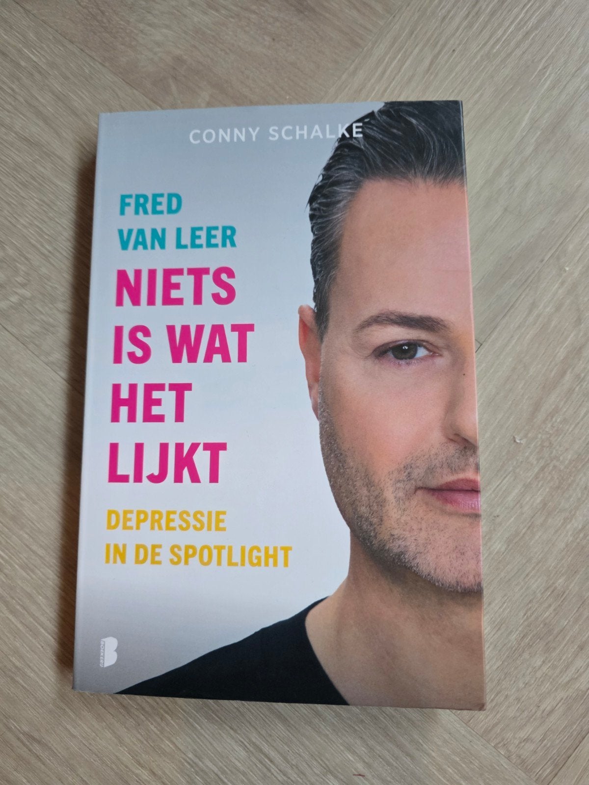 Fred van Leer - Niets is wat het lijkt (gesigneerd), Boeken, Ophalen of Verzenden, Nieuw, Fred van Leer, Overige