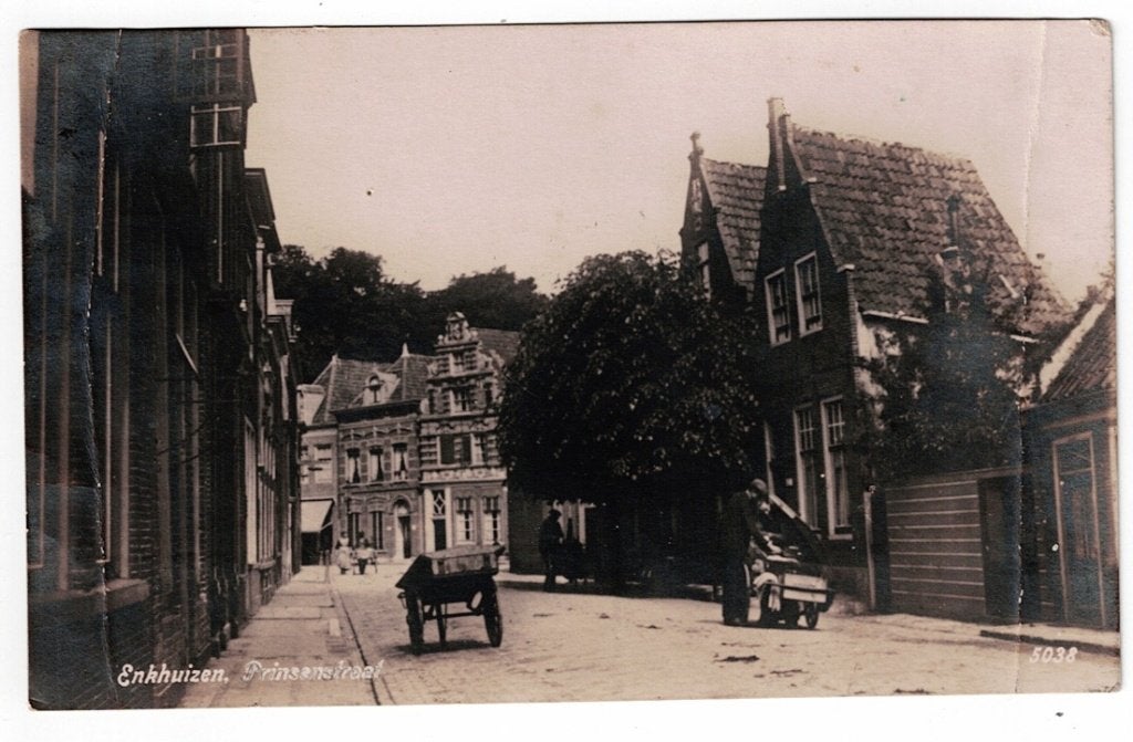Enkhuizen 1952. De Prinsenstraat (Handkar)., Ophalen of Verzenden, 1940 tot 1960, Gelopen, Noord-Holland