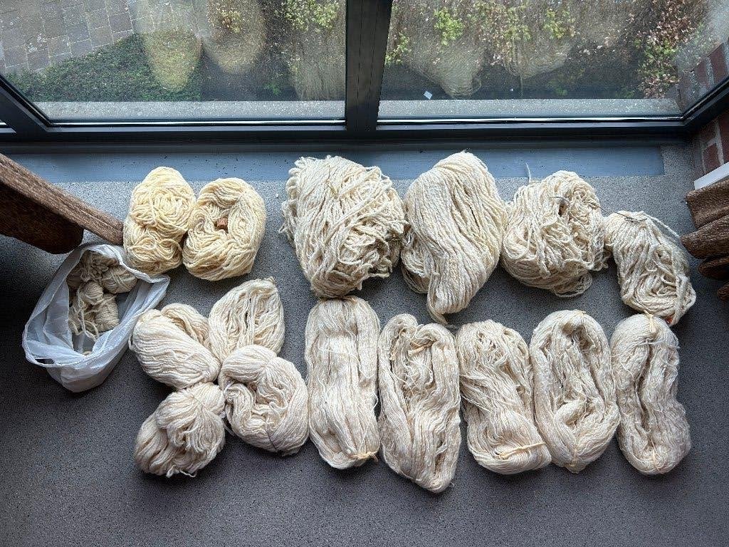Gesponnen witte schapenwol / wit circa 2,5 kg, Hobby en Vrije tijd, Spinnewielen en Spinnen, Ophalen of Verzenden, Nieuw, Spinwol