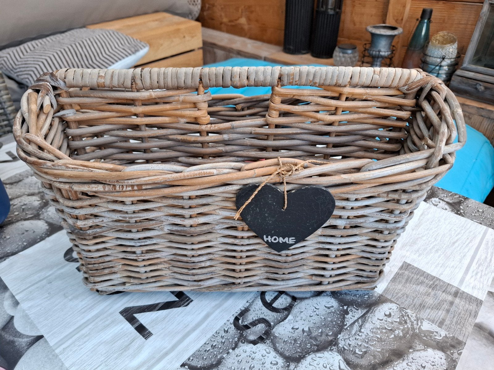 Decoratieve rieten mand met handvat en 'HOME' label, Huis en Inrichting, Woonaccessoires | Schalen en Manden, Gebruikt, Mand, Gevlochten