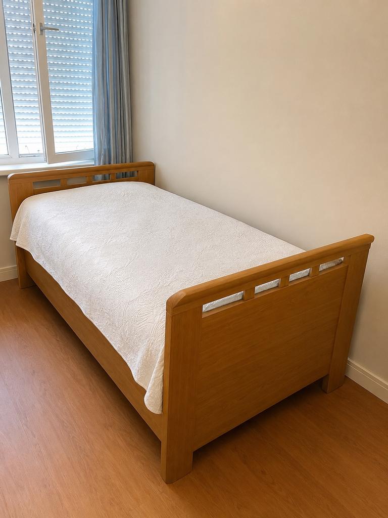 Bed met elektrische latbodem,  matras, dekbed,  beddengoed., Huis en Inrichting, Ophalen, 90 cm, Eenpersoons, Wit