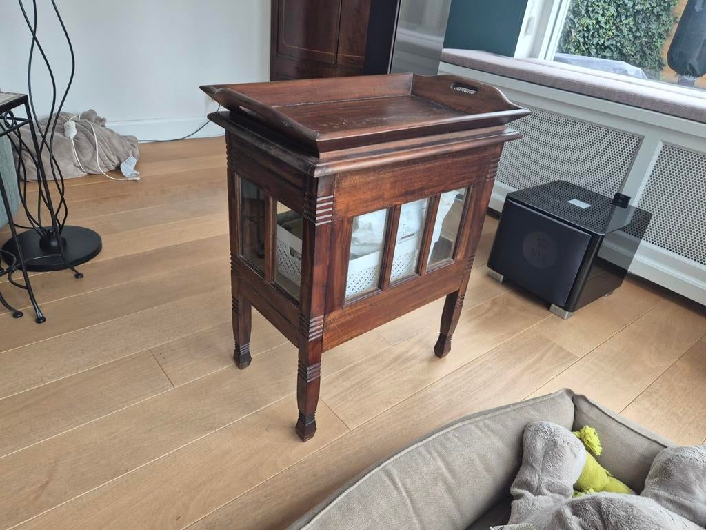 Klassiek theekastje met dienblad, Ophalen