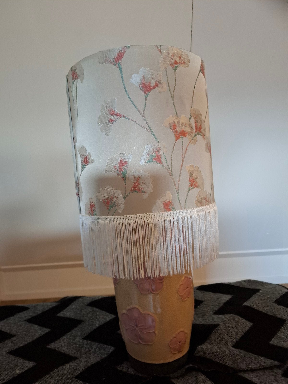 Handgemaakte lampenkap met bloemenprint en franjes, Huis en Inrichting, Rond, Ophalen of Verzenden, Zo goed als nieuw, Textiel
