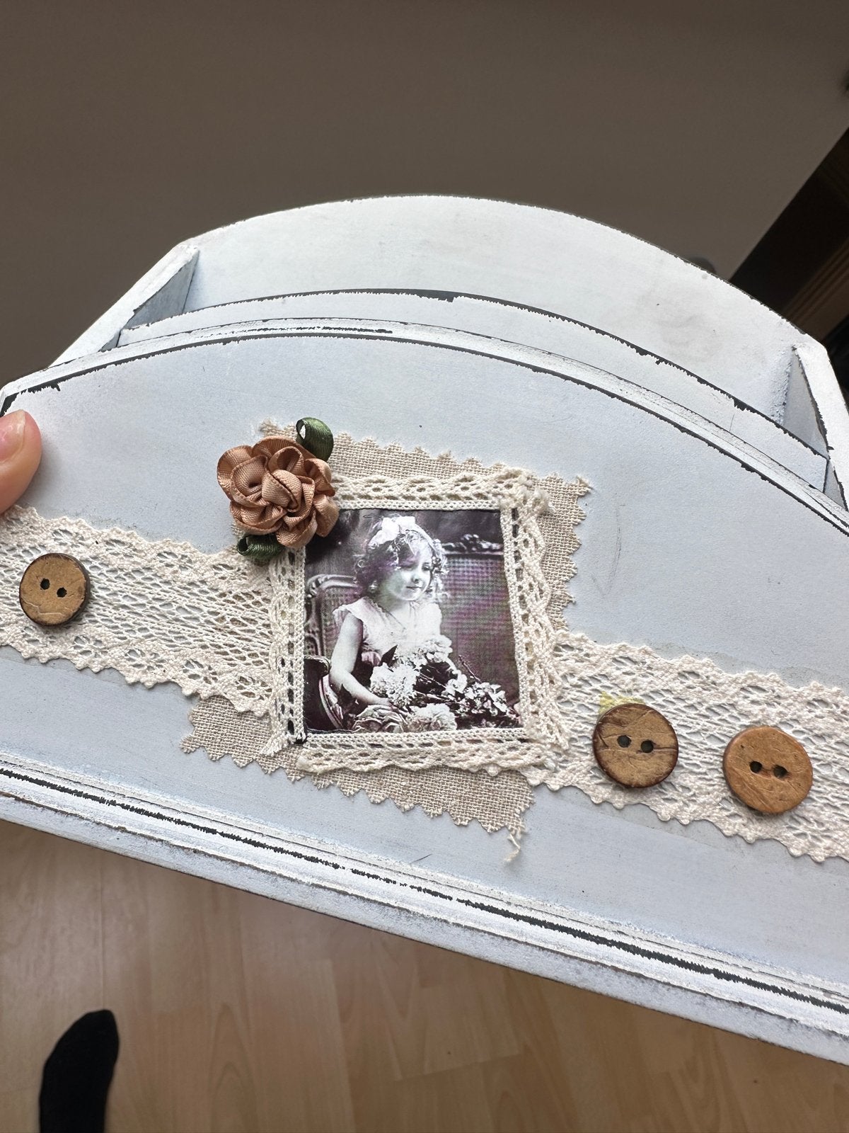 Vintage houten brievenhouder met decoratie, Gebruikt, Ophalen of Verzenden, Wit, Vintage