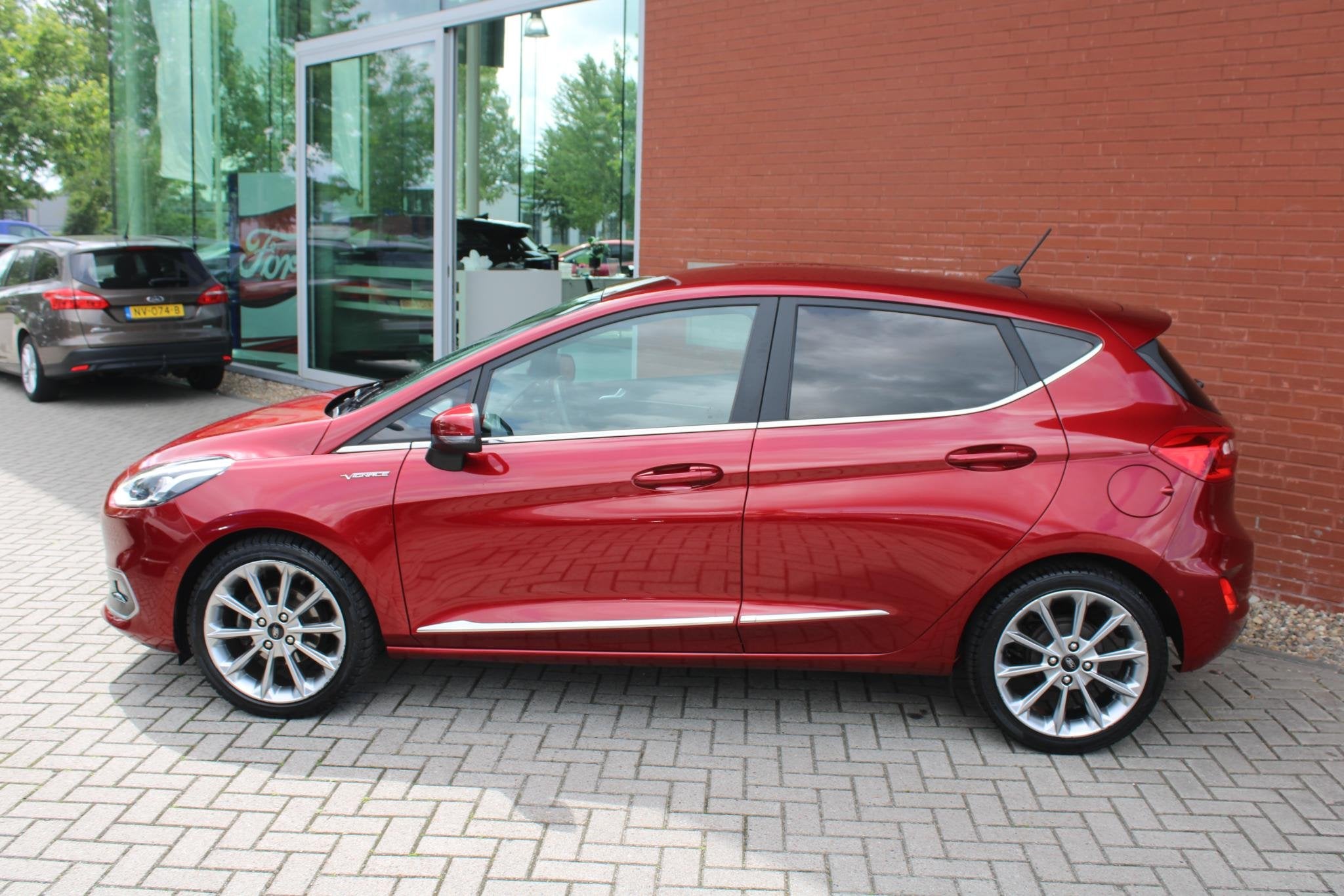 Ford Fiesta 1.0 EcoBoost Vignale Automaat | Volledig Lederen, Auto's, Ford, Lichtsensor, 125 pk, Gebruikt, 49 €/maand