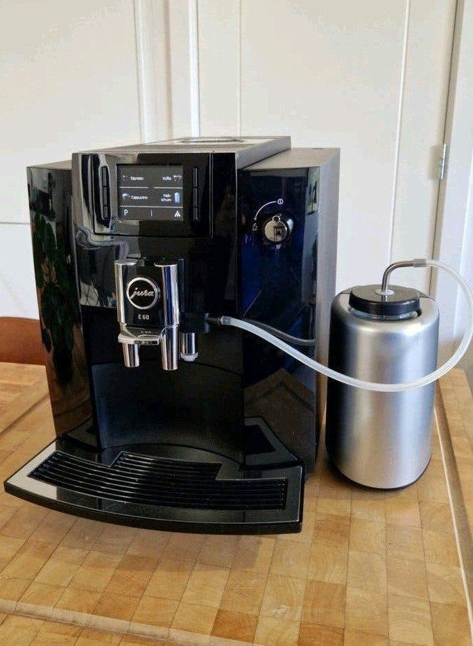Jura E60/E6 - Met melkkoeler - In topstaat, Ophalen, 10 kopjes of meer, Koffiemachine, Koffiebonen