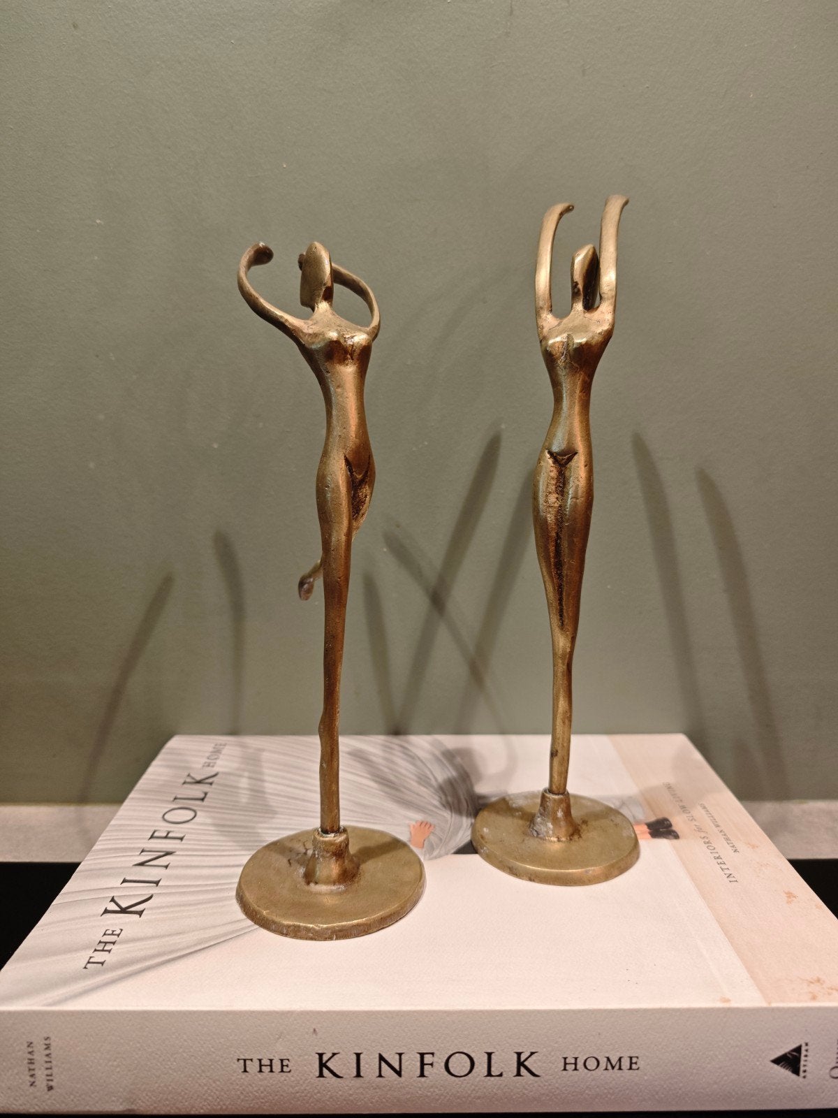 Set van 2 vintage messing beelden van dansende figuren, Ophalen of Verzenden, 20 - 50 cm, Beeld, Goud