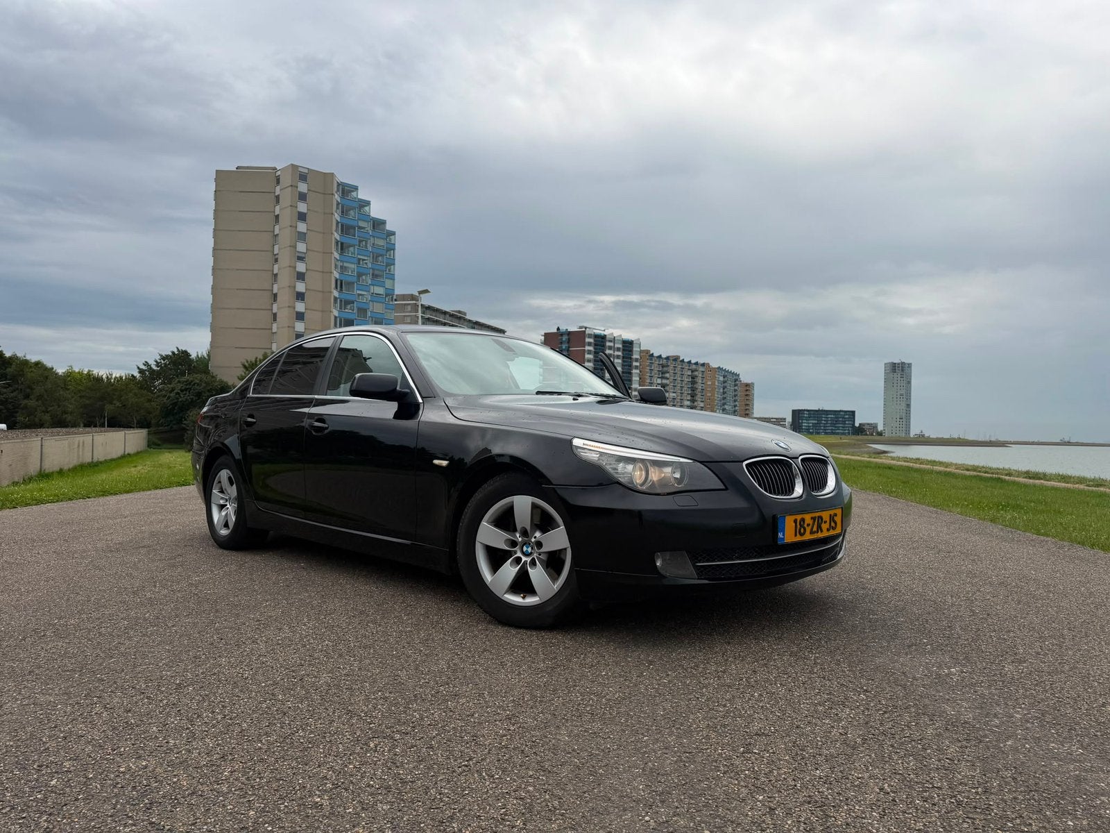 BMW 5-Serie 3.0 D 525 2008 Zwart, Auto's, Achterwielaandrijving, Beige, 2993 cc, 2000 kg